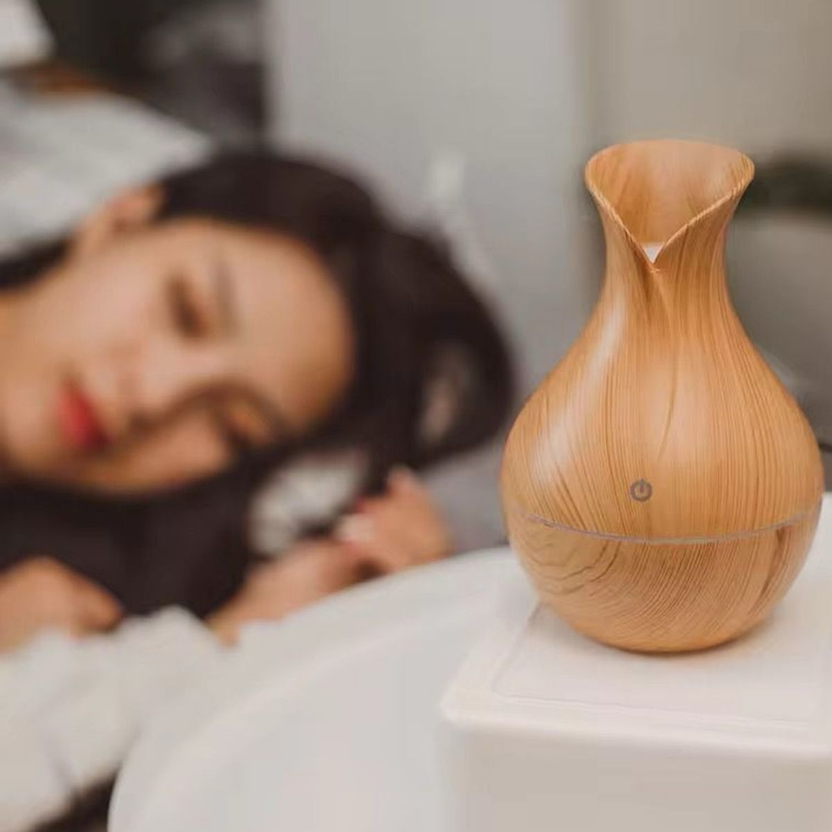 COMPRAR Humidificador de Aromas Si estás buscando COMPRAR humidificador de aromas, has llegado al lugar correcto. En Onlineshoppingcenterg, te explicamos todo lo que necesitas saber para elegir el mejor humidificador de aromas según tus necesidades.  ¿ Humidificador de Aromas? Un humidificador de aromas (también llamado difusor humidificador o humidificador aromatizador) es un dispositivo que libera vapor de agua mezclado con aceites esenciales para mejorar el ambiente de tu hogar. Funciona mediante ultrasonidos, dispersando micropartículas que humidifican el aire y difunden fragancias relajantes.  Beneficios de un Humidificador con Aromaterapia Mejora la calidad del aire.  Ayuda a reducir el estrés y favorece el sueño (difusor de aromas para dormir mejor).  Perfecto para alergias gracias a la humidificación.  Aromatiza espacios grandes o pequeños.  Tipos de Humidificadores de Aromas 1. Difusor Ultrasónico El más común, como el Cecotec PureAroma 550 o el Humidificador esencial Philips. Funciona sin calor, preservando las propiedades de los aceites esenciales para humidificador.  2. Humidificador con Temporizador Modelos como el difusor de aromas inalámbrico permiten programar el tiempo de difusión.  3. Difusor de Gran Capacidad Ideal para espacios grandes, como el difusor de aceites esenciales grande capacidad.  4. Diseño Moderno y Silencioso Opciones como el difusor de aromas silencioso son perfectas para dormitorios. ¿Cómo Elegir el Mejor Humidificador de Aromas? Capacidad: Desde 100ml hasta 500ml (para uso prolongado).  Tipo de difusión: Difusor ultrasonico vs. difusor por calor.  Funciones extra: Luces LED, temporizador, control remoto.  ¿Dónde COMPRAR Humidificador de Aromas? En nuestra tienda Onlineshoppingcenterg, encontrarás las mejores ofertas en humidificadores de aromas, difusores ultrasónicos y esencias para difusor.  ¿Qué es un humidificador de aromas y para qué sirve? Un humidificador de aromas (también llamado difusor humidificador o humidificador aromatizador) es un dispositivo que combina humidificación del aire con aromaterapia. Sirve para:  Mejorar la calidad del aire en espacios cerrados.  Difundir aceites esenciales para relajación, concentración o alivio de alergias.  Añadir humedad al ambiente, evitando sequedad en piel y garganta.  ¿Cuál es la diferencia entre un humidificador y un difusor de aromas? Humidificador: Aumenta la humedad del aire (algunos permiten añadir esencias para humidificador).  Difusor de aromas: Dispersa aceites esenciales sin necesariamente humidificar (aunque muchos, como el difusor ultrasónico, también lo hacen) ¿Cuánto tiempo dura un humidificador de aromas encendido? Depende de la capacidad:  Difusores pequeños (100-200ml): 3-5 horas.  Modelos grandes (300-500ml): 8-12 horas (como el cecotec humidificador). Algunos incluyen temporizador para controlar el tiempo de uso.  ¿Se puede usar un humidificador de aromas por la noche? ¡Sí! Los difusores de aromas silenciosos (como el Humidificador esencial Philips) son perfectos para dormir. Además, aceites como lavanda o manzanilla ayudan a relajarse.  ¿Cómo limpiar un humidificador de aromas? Vacía el agua sobrante después de cada uso.  Limpia el depósito con vinagre blanco o limón para evitar bacterias.  Seca bien antes de volver a usar.  ¿Qué humidificador de aromas es mejor para una habitación grande? Recomendamos:  Difusor de aceites esenciales grande capacidad (más de 300ml).  Modelos potentes como el Stadler Form o Cecotec PureAroma 550.   ¿Un humidificador de aromas ayuda con las alergias? Sí, especialmente si:  Usas aceites esenciales como eucalipto o árbol de té.  Mantienes una humedad equilibrada (40-60%).  Limpias el dispositivo regularmente. ENVIOS A TODO EL MUNDO Si buscas COMPRAR humidificador de aromas en tu ciudad o país, estás en el lugar correcto. En ONLINESHOPPINGCENTERG, te ayudamos a encontrar el mejor difusor de aceites esenciales con envíos rápidos a Colombia, México, España, Chile, Argentina, Perú y más.  ¿Dónde COMPRAR Humidificador de Aromas en Colombia? Bogotá Encuentra humidificador de aromas en Bogotá con entrega express. Modelos recomendados:  Cecotec PureAroma 550 (gran capacidad).  Difusor Stadler Form (diseño premium).  Medellín ¿Buscas humidificador de aromas en Medellín? Tenemos envíos rápidos a toda Antioquia.  Cali  El humidificador de aromas en Cali es ideal para el clima del Valle del Cauca. Ofertas en difusores con luz LED.  Otras Ciudades de Colombia Huila, Boyacá, Risaralda, Caldas, Nariño, Cundinamarca, Arauca: Envíos nacionales en 2-5 días. ¿Dónde COMPRAR Humidificador de Aromas en Otros Países? 🇲🇽 México Envíos a CDMX, Guadalajara, Monterrey y todo México. Difusores ultrasónicos.  🇪🇸 España ¿Necesitas humidificador de aromas en España? Entrega en Madrid, Barcelona, Valencia y más.  🇨🇱 Chile Gran stock de humidificador de aromas en Chile (Santiago, Valparaíso, Concepción).  🇦🇷 Argentina Compra humidificador de aromas en Argentina (Buenos Aires, Córdoba, Rosario).  🇵🇪 Perú Ofertas en humidificador de aromas en Perú (Lima, Arequipa, Trujillo).  🇱🇺 Luxemburgo ¿Buscas humidificador de aromas en Luxemburgo? Envíos internacionales disponibles.